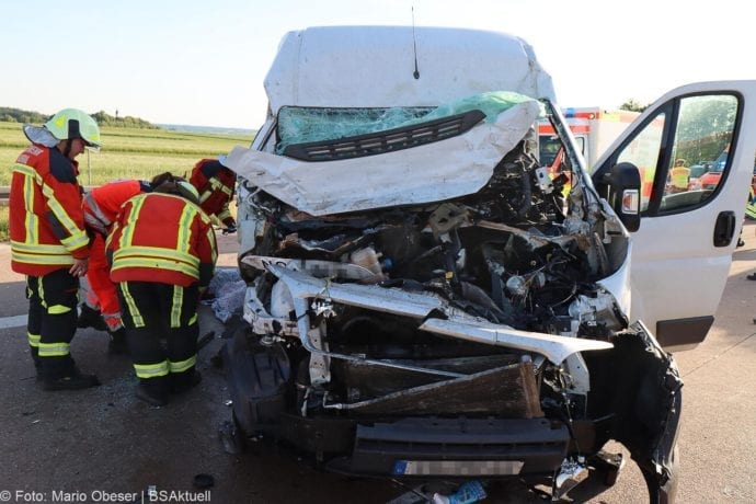 Unfall A8 Burgau-Zusmarshausen Transporter auf Lkw 02062020 24