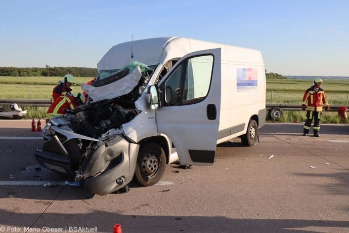 Unfall A8 Burgau-Zusmarshausen Transporter auf Lkw 02062020 25