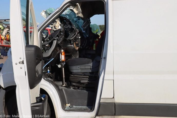 Unfall A8 Burgau-Zusmarshausen Transporter auf Lkw 02062020 26