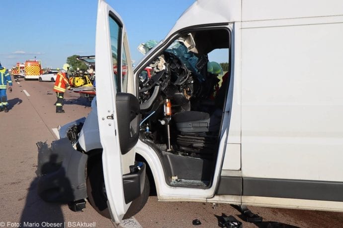 Unfall A8 Burgau-Zusmarshausen Transporter auf Lkw 02062020 27