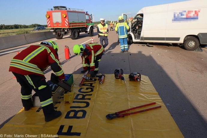 Unfall A8 Burgau-Zusmarshausen Transporter auf Lkw 02062020 28