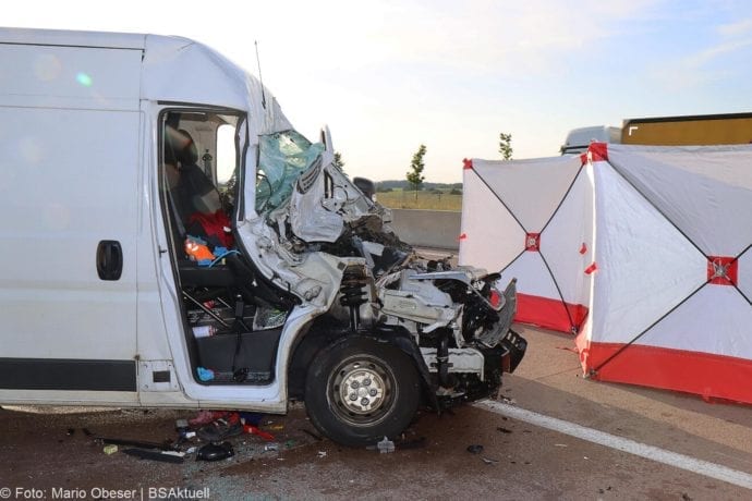 Unfall A8 Burgau-Zusmarshausen Transporter auf Lkw 02062020 3