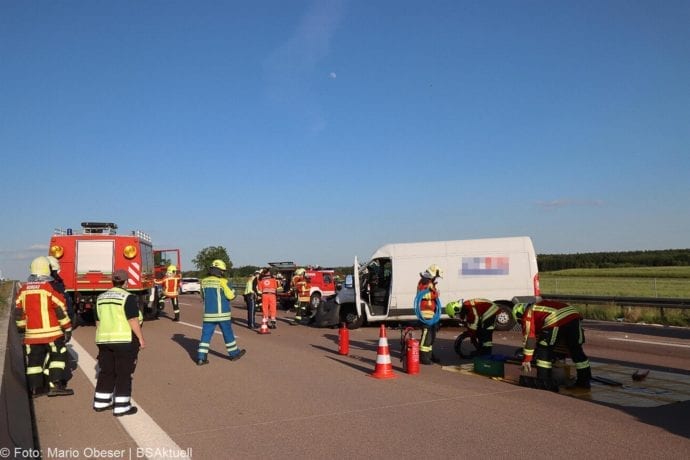Unfall A8 Burgau-Zusmarshausen Transporter auf Lkw 02062020 30