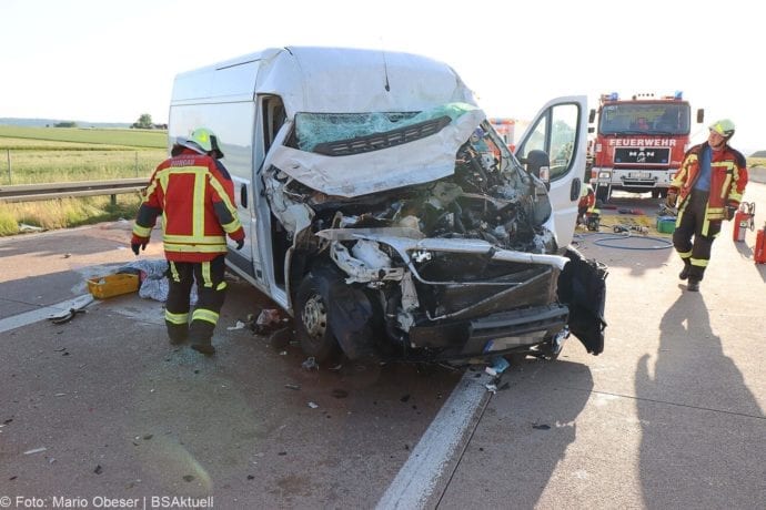 Unfall A8 Burgau-Zusmarshausen Transporter auf Lkw 02062020 32