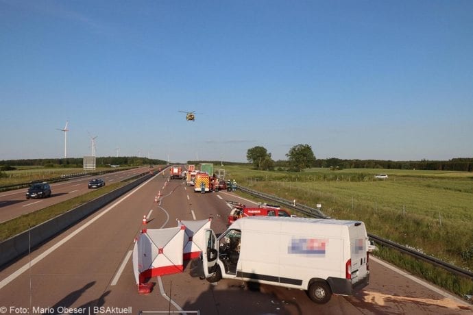 Unfall A8 Burgau-Zusmarshausen Transporter auf Lkw 02062020 7