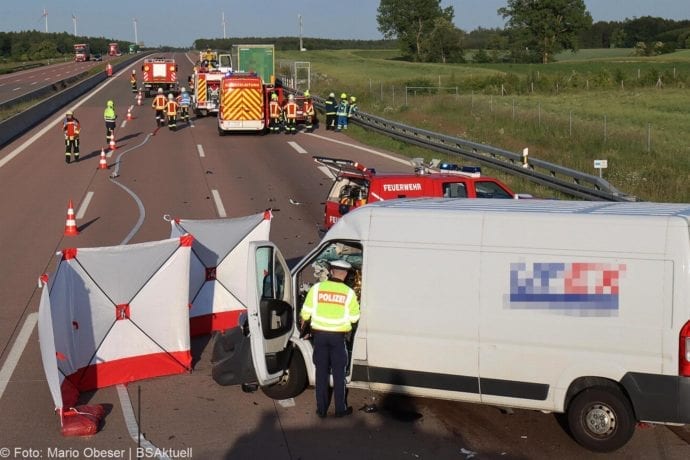Unfall A8 Burgau-Zusmarshausen Transporter auf Lkw 02062020 8