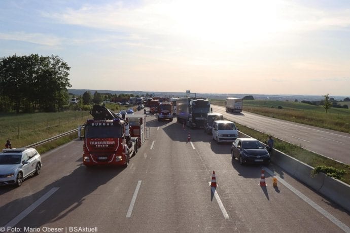 Unfall A8 Burgau-Zusmarshausen Transporter auf Lkw 02062020 9