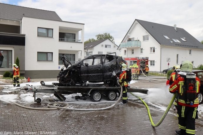 Burgau PKW-Brand auf Anhaenger 11072020 10