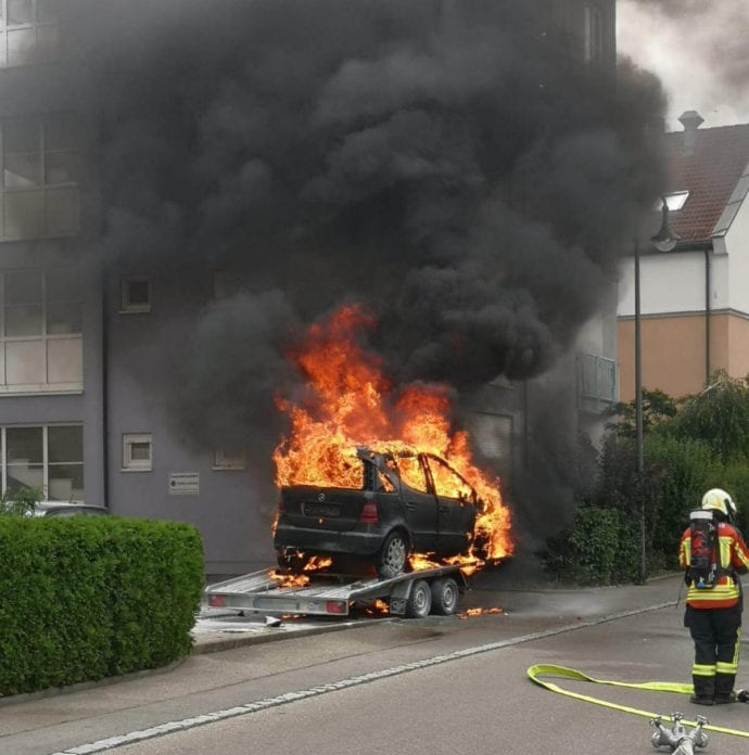 Burgau PKW-Brand auf Anhaenger 11072020 16