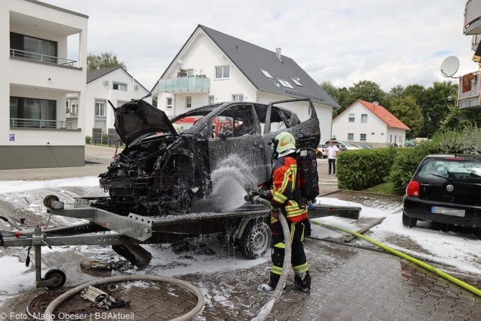 Burgau PKW-Brand auf Anhaenger 11072020 2