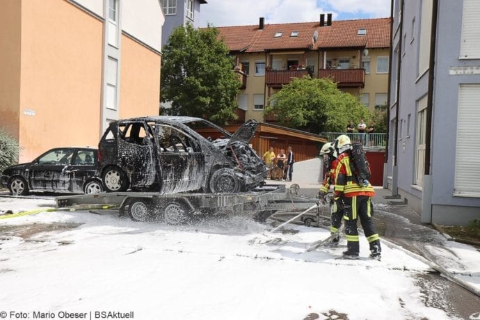 Burgau PKW-Brand auf Anhaenger 11072020 3