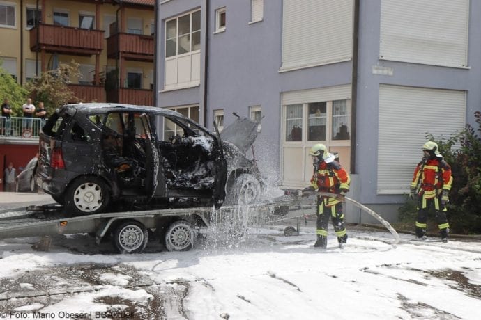 Burgau PKW-Brand auf Anhaenger 11072020 4