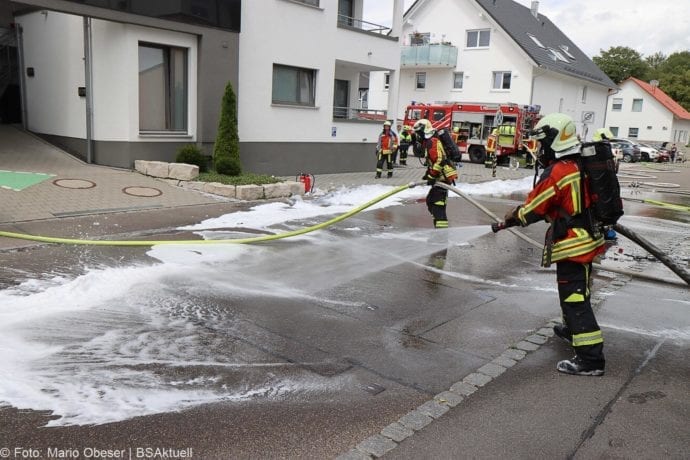Burgau PKW-Brand auf Anhaenger 11072020 9