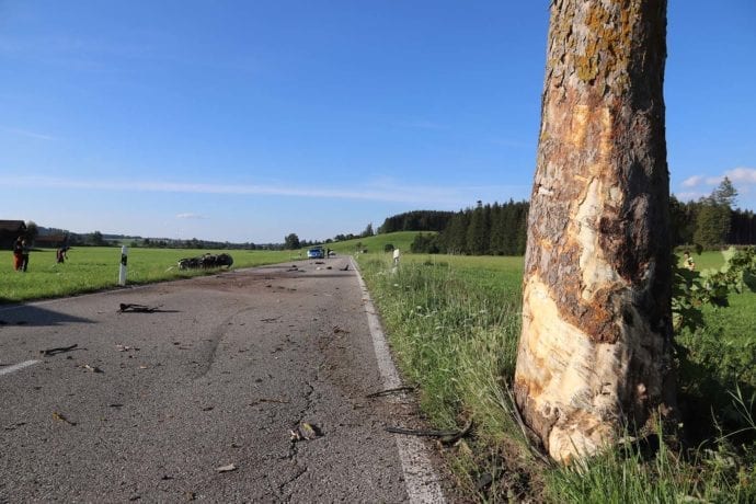 Pkw gegen Baum Aitrang Person verbrennt 29072020 4