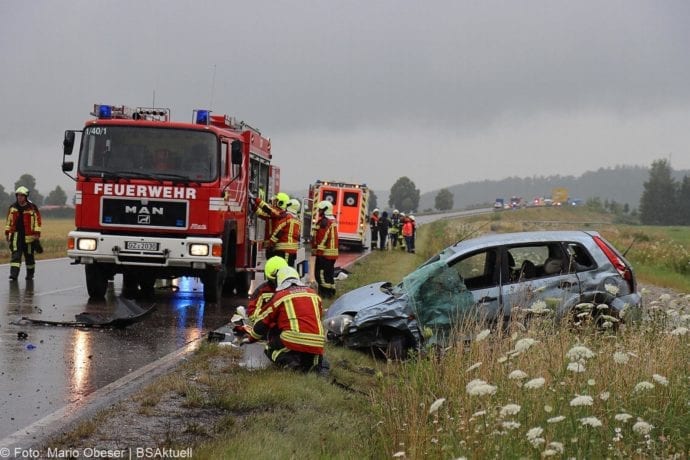 Unfall ST2025 Jettingen-Scheppach Roefingen Rettungswagen 16072020 10