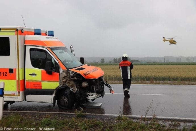 Unfall ST2025 Jettingen-Scheppach Roefingen Rettungswagen 16072020 14