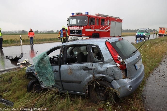 Unfall ST2025 Jettingen-Scheppach Roefingen Rettungswagen 16072020 15