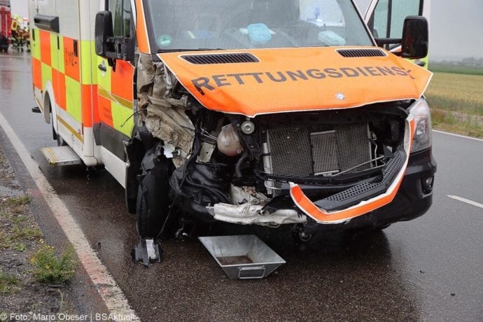 Unfall ST2025 Jettingen-Scheppach Roefingen Rettungswagen 16072020 2