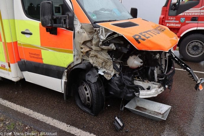 Unfall ST2025 Jettingen-Scheppach Roefingen Rettungswagen 16072020 3
