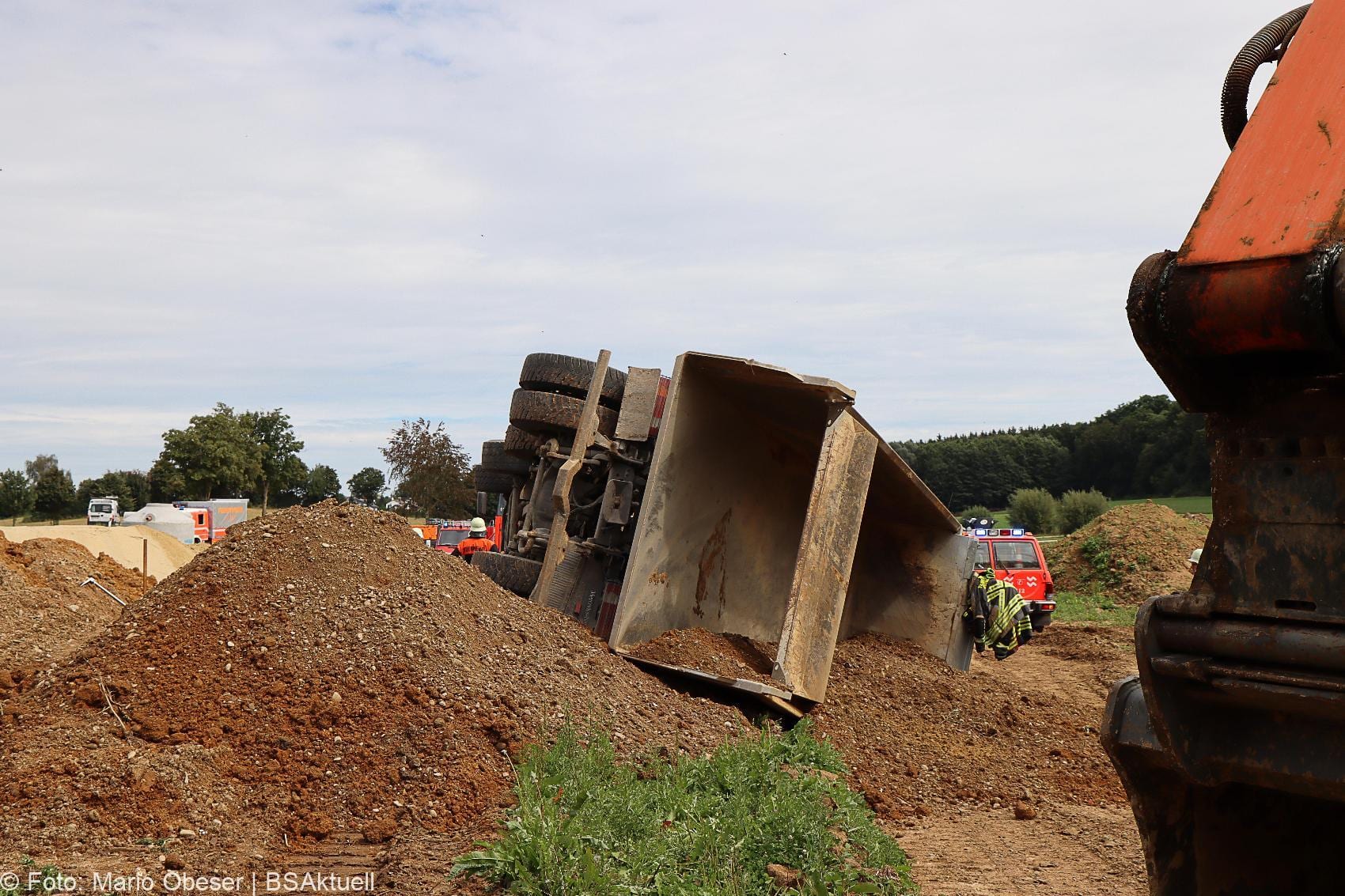 Unfall Baustelle Guenzburg Lkw gekippt 25082020 1