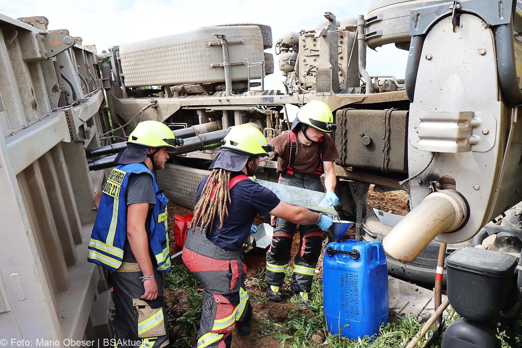 Unfall Baustelle Guenzburg Lkw gekippt 25082020 11