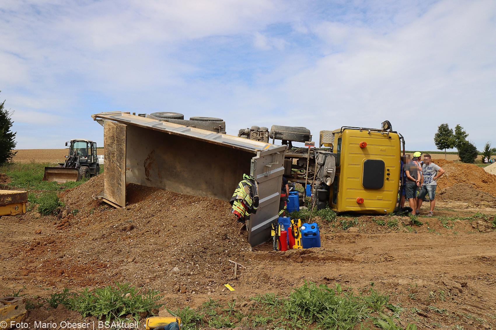 Unfall Baustelle Guenzburg Lkw gekippt 25082020 12