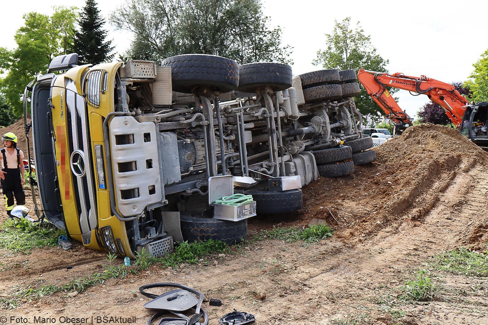 Unfall Baustelle Guenzburg Lkw gekippt 25082020 13