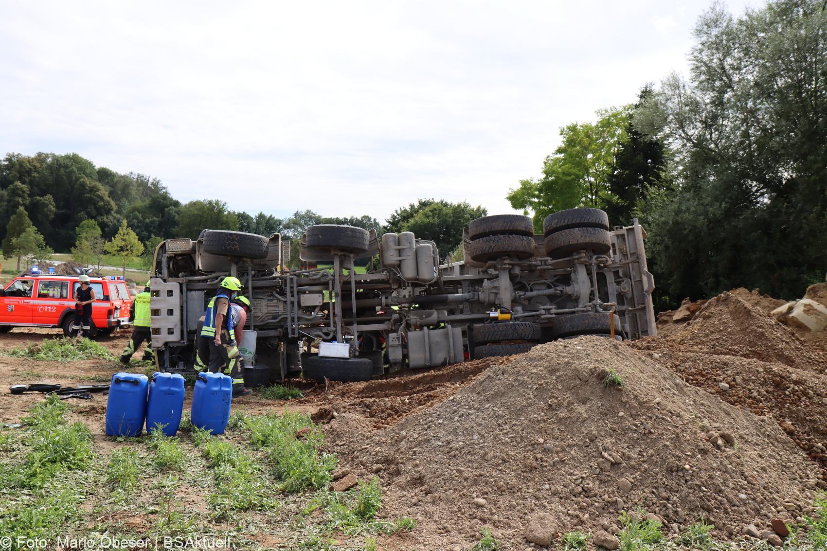 Unfall Baustelle Guenzburg Lkw gekippt 25082020 14