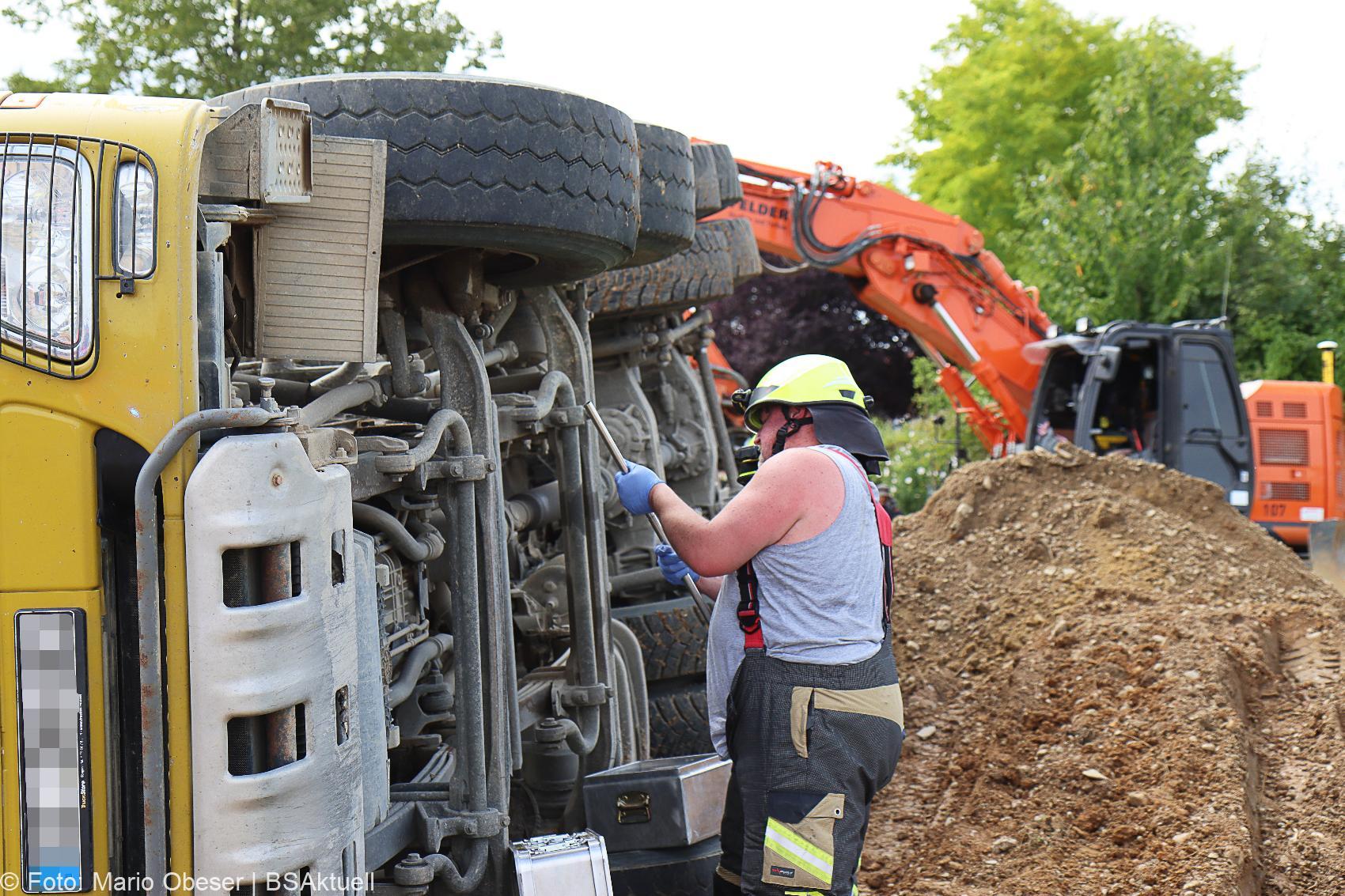 Unfall Baustelle Guenzburg Lkw gekippt 25082020 15
