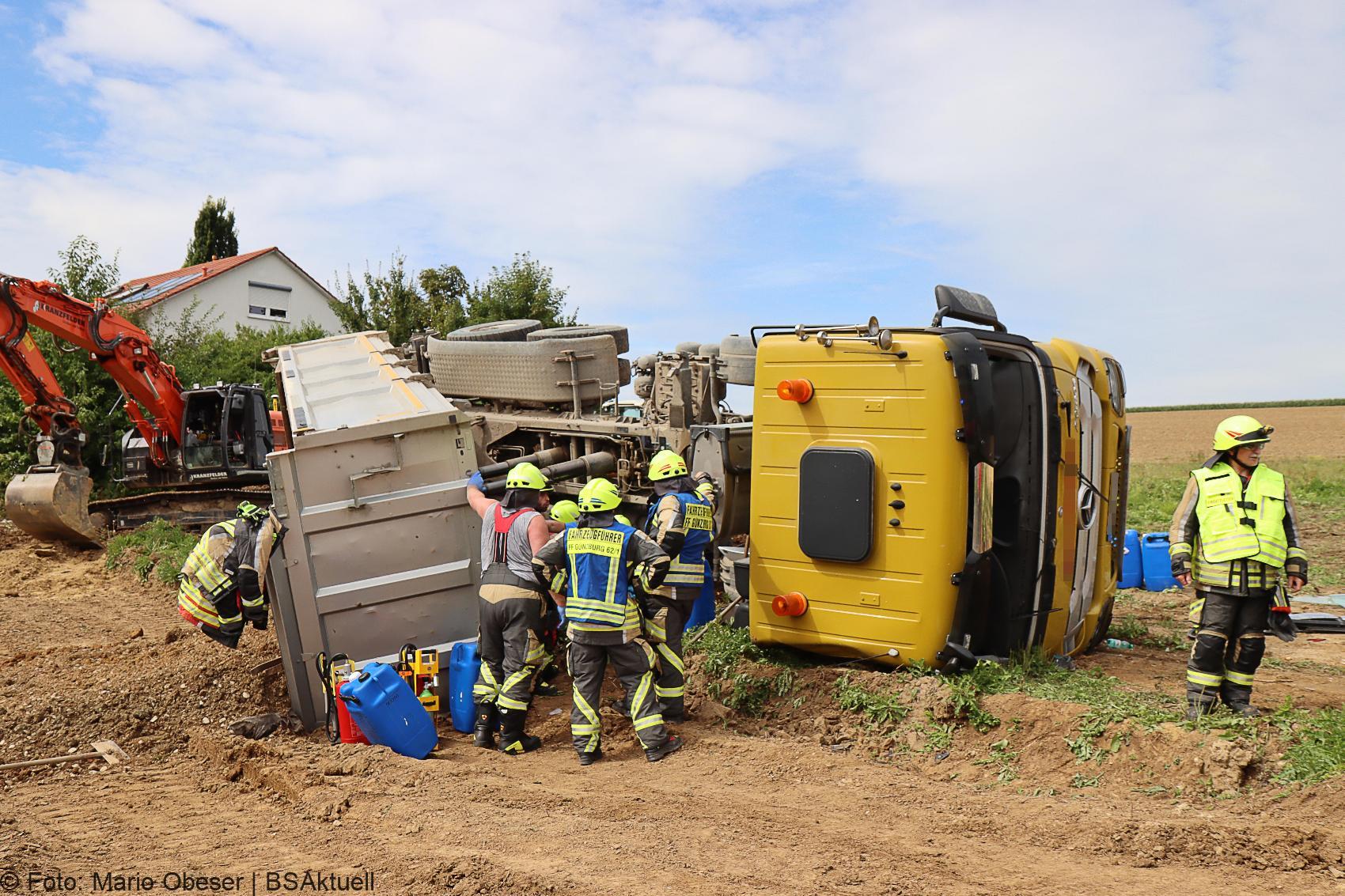 Unfall Baustelle Guenzburg Lkw gekippt 25082020 2