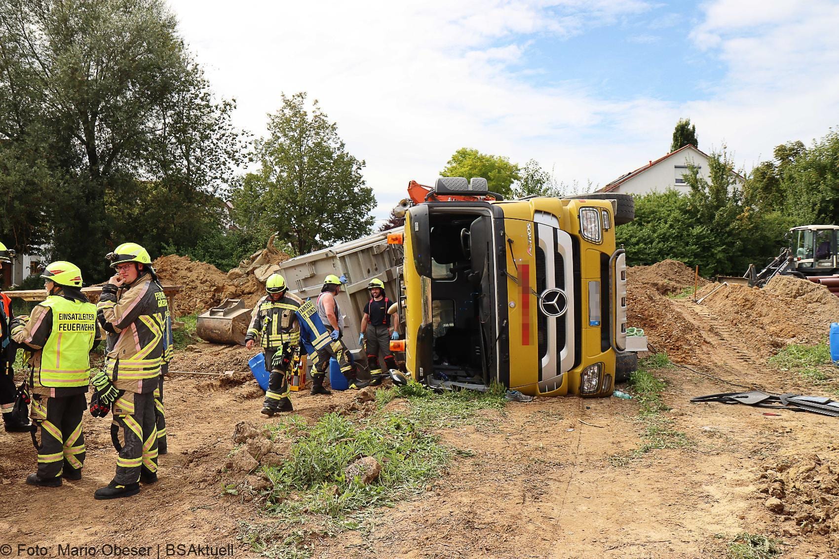 Unfall Baustelle Guenzburg Lkw gekippt 25082020 3