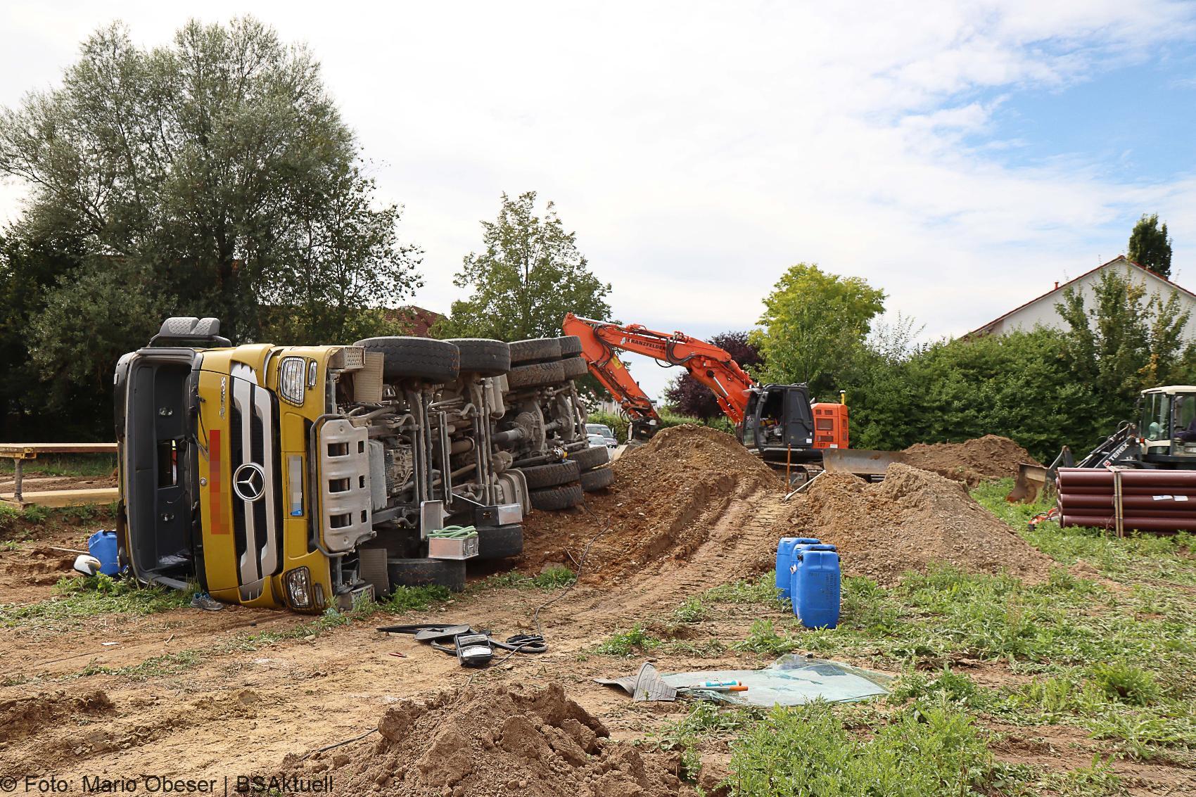 Unfall Baustelle Guenzburg Lkw gekippt 25082020 4