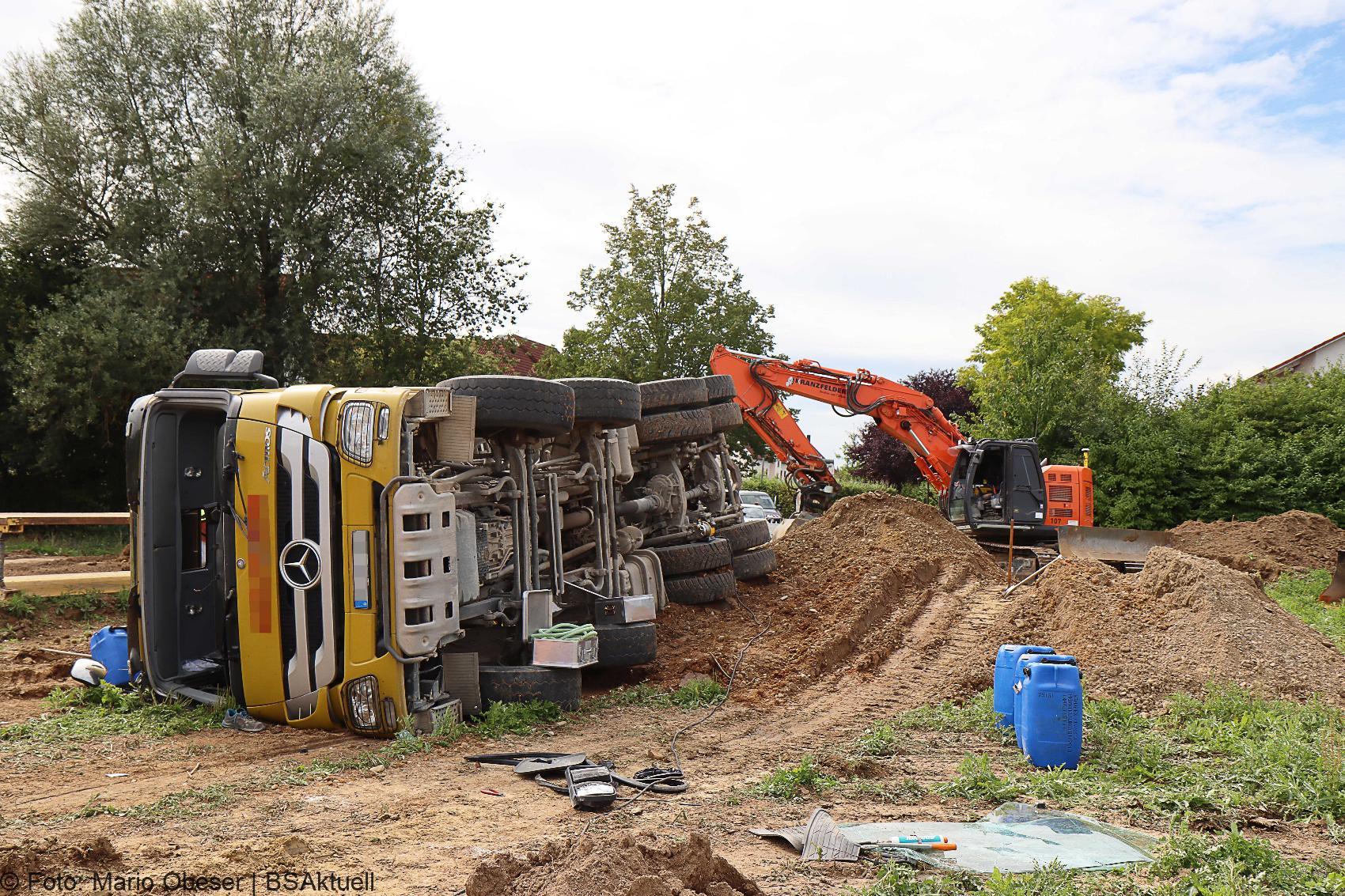 Unfall Baustelle Guenzburg Lkw gekippt 25082020 5