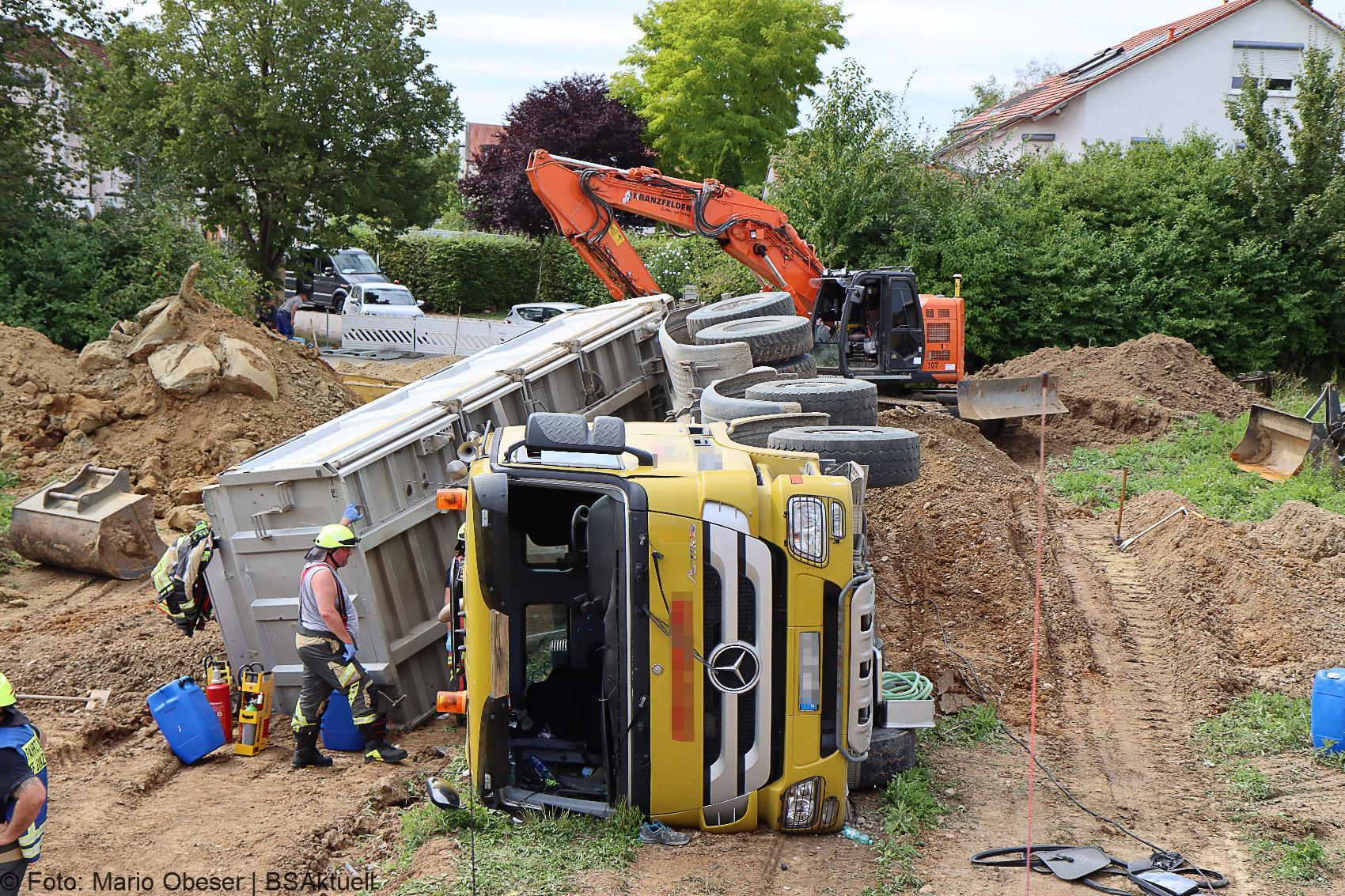 Unfall Baustelle Guenzburg Lkw gekippt 25082020 6