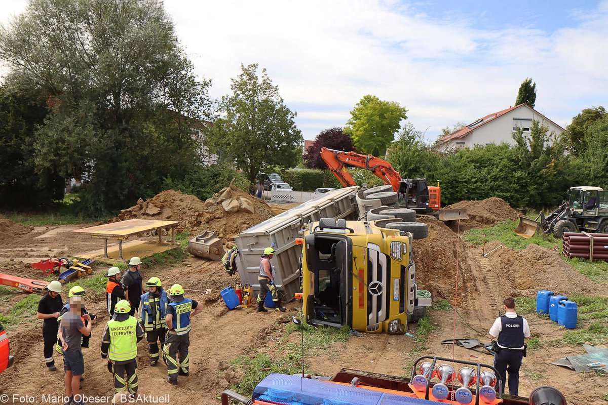 Unfall Baustelle Guenzburg Lkw gekippt 25082020 7