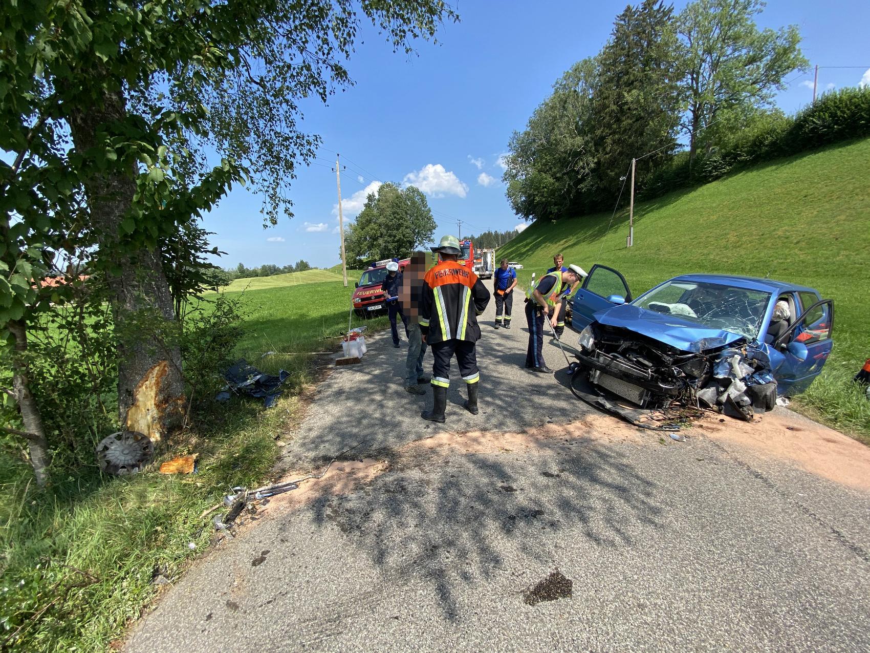 Unfall Ottacker Woelfis Pkw Baum 12082020 1