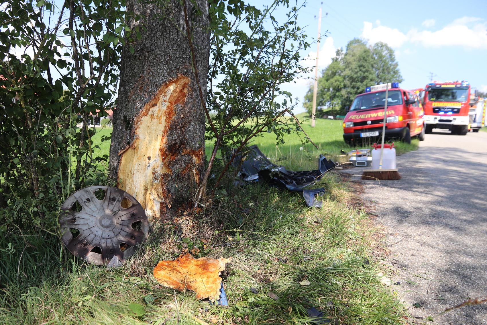 Unfall Ottacker Woelfis Pkw Baum 12082020 3