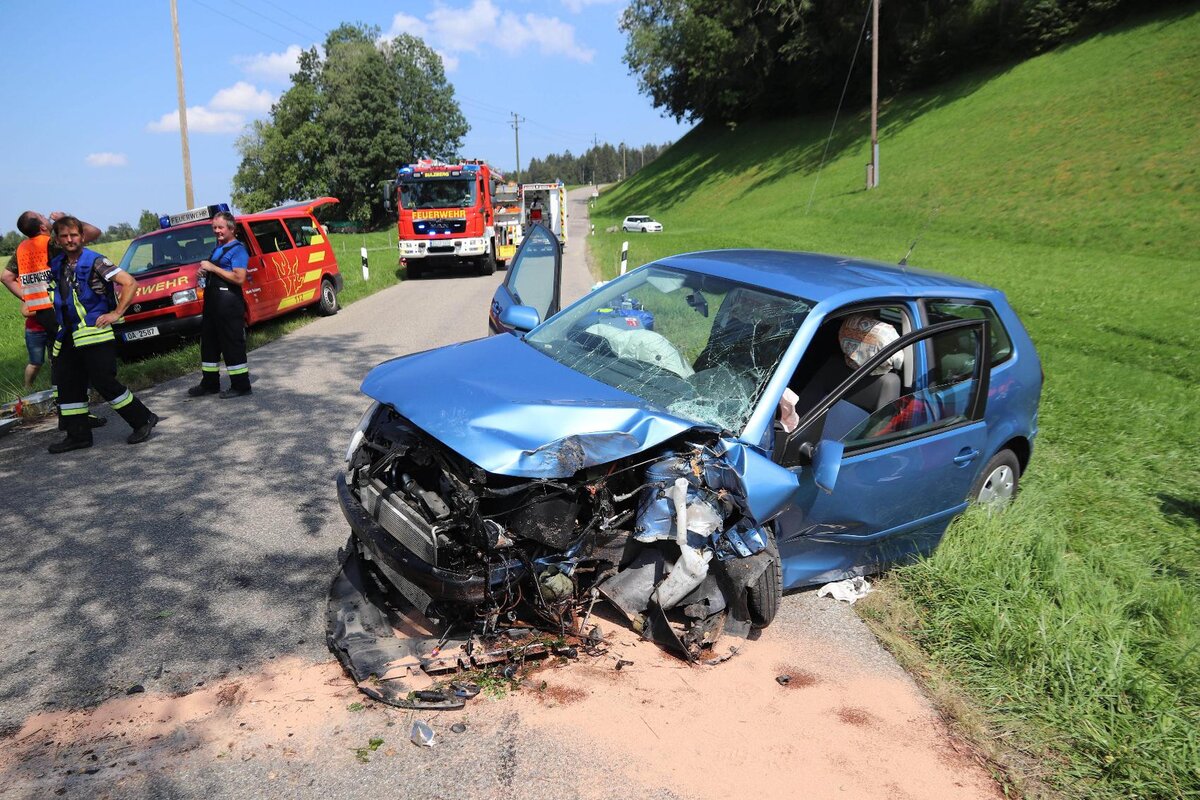 Unfall Ottacker Woelfis Pkw Baum 12082020 4