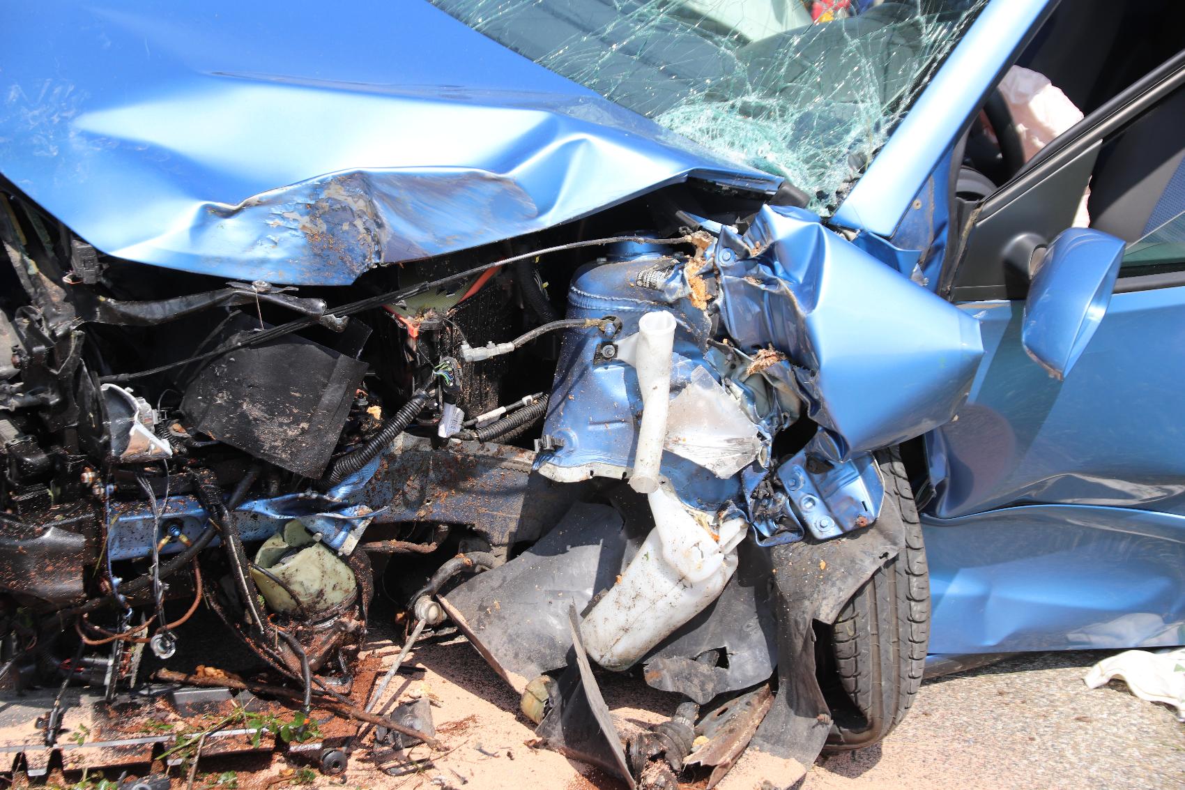 Unfall Ottacker Woelfis Pkw Baum 12082020 5