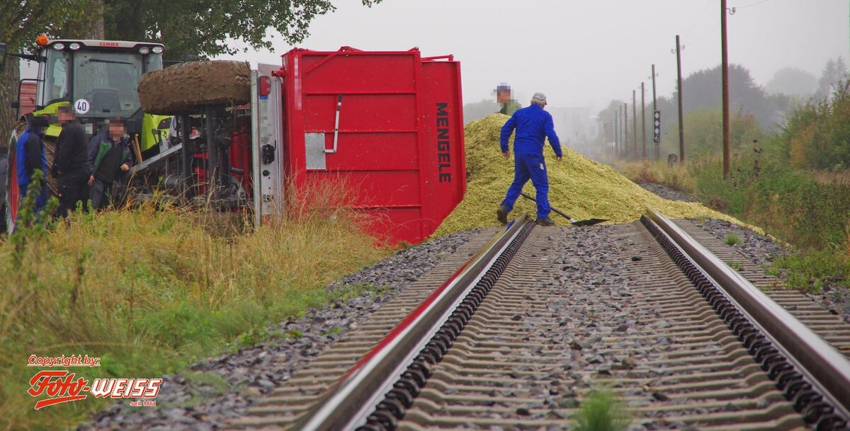 Anhaenger Bahngleise umgekippt Aletshausen