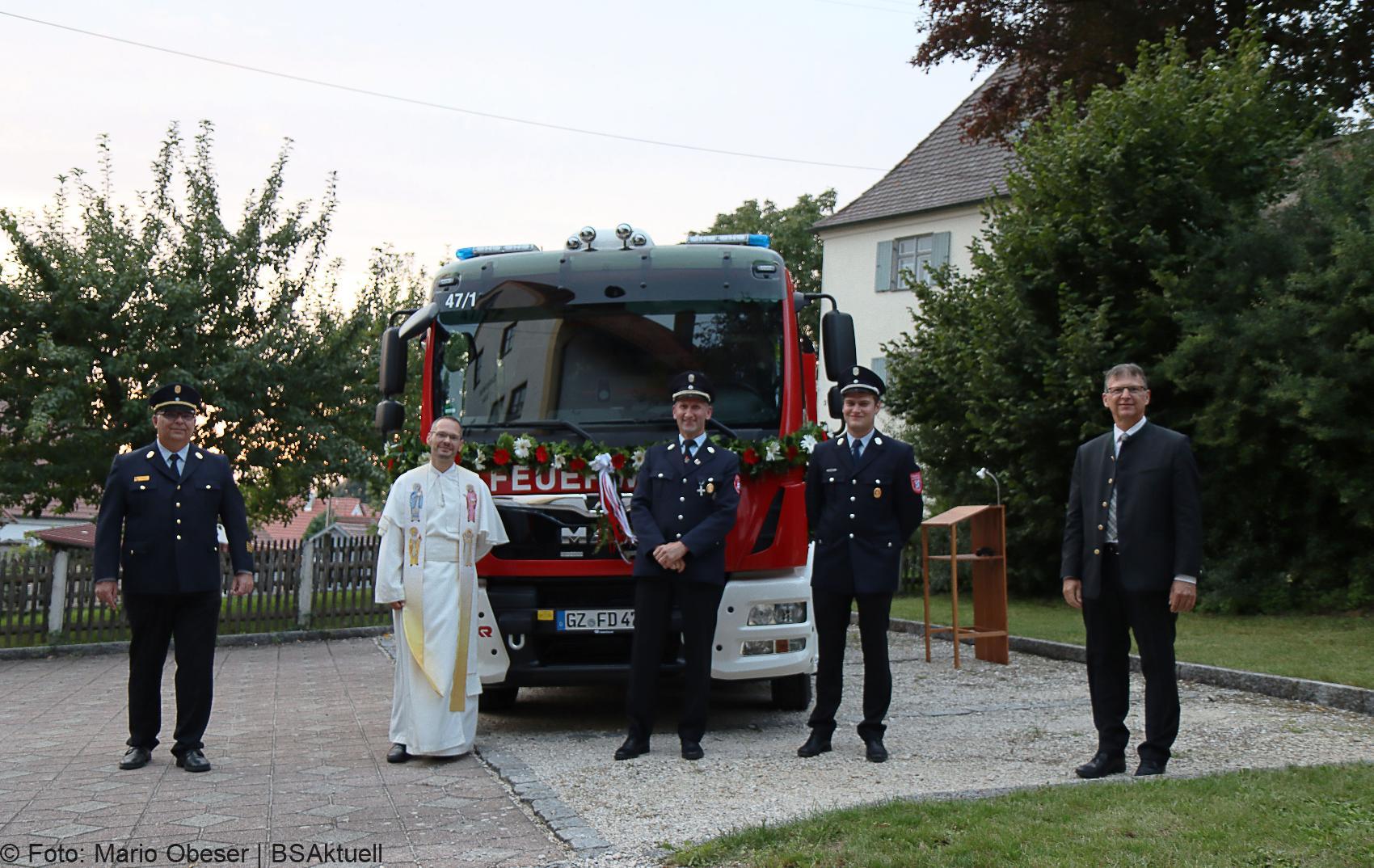 Fahrzeugweihe Feuerwehr Deubach – Gruppenbild mit Fahrzeug