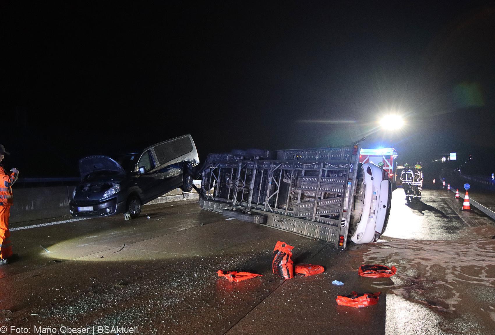 Unfall A8 Guenzburg Burgau Kleinbus Autotransporter 01092020 10