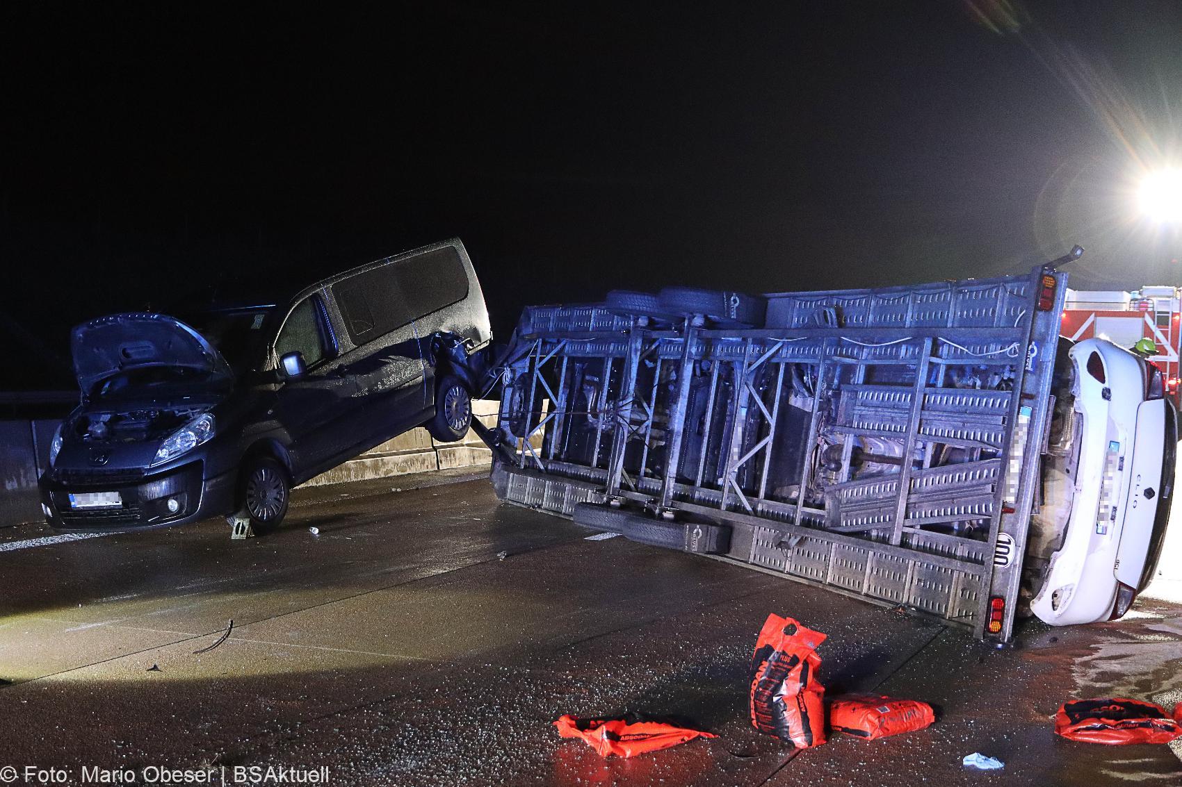 Unfall A8 Guenzburg Burgau Kleinbus Autotransporter 01092020 11