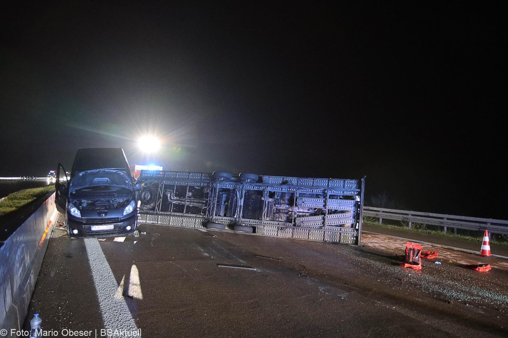 Unfall A8 Guenzburg Burgau Kleinbus Autotransporter 01092020 12