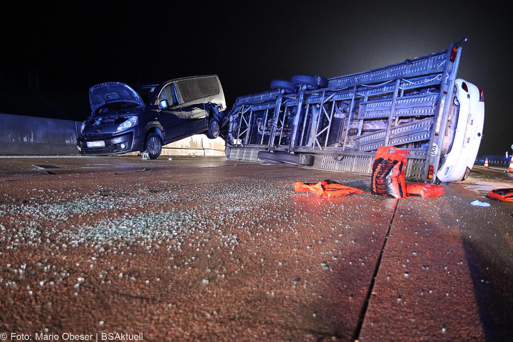 Unfall A8 Guenzburg Burgau Kleinbus Autotransporter 01092020 13