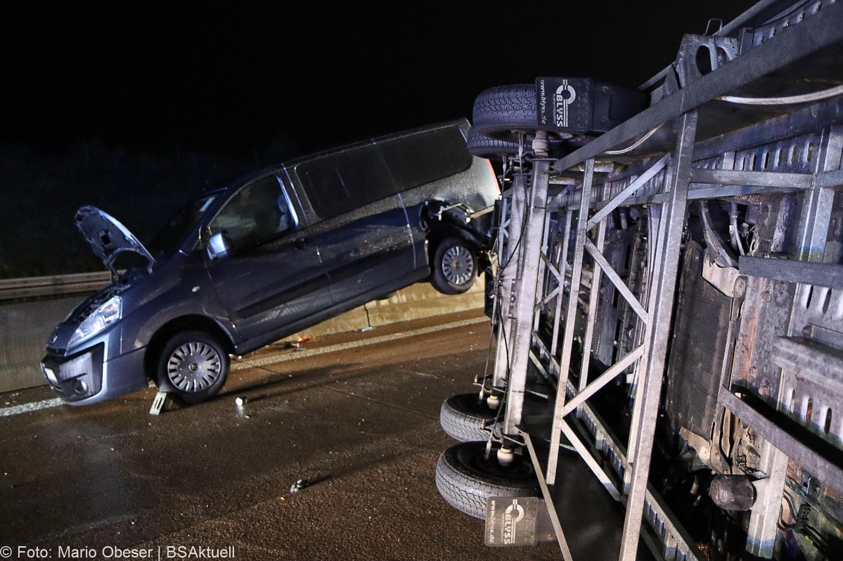 Unfall A8 Guenzburg Burgau Kleinbus Autotransporter 01092020 14