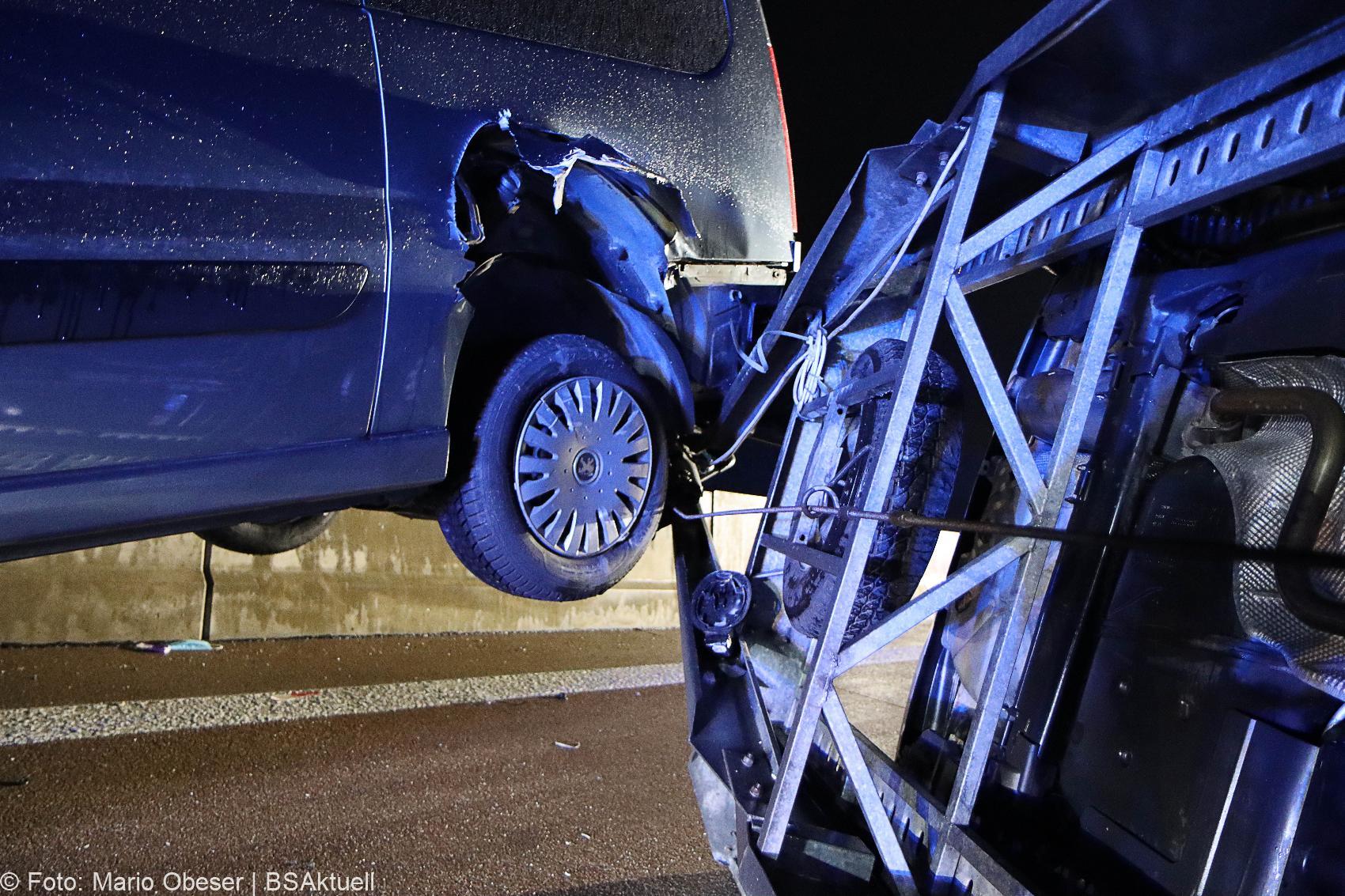 Unfall A8 Guenzburg Burgau Kleinbus Autotransporter 01092020 16