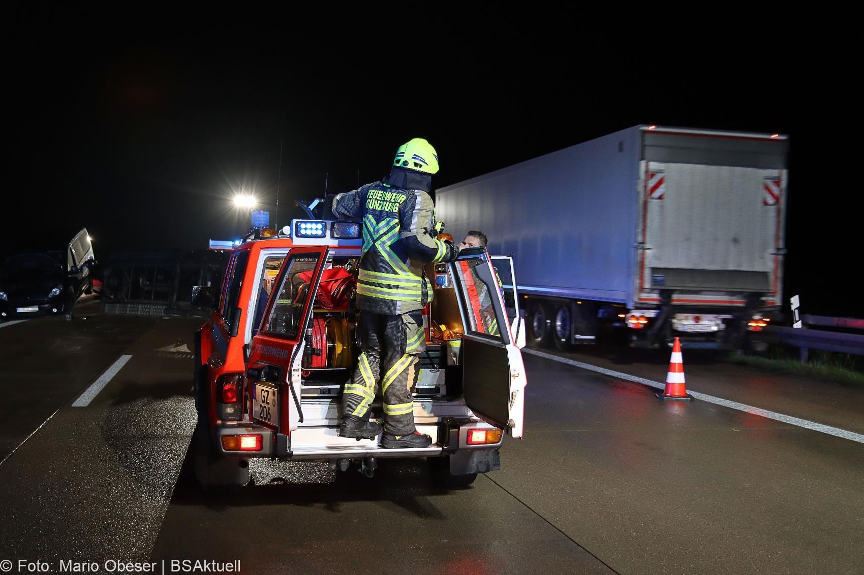 Unfall A8 Guenzburg Burgau Kleinbus Autotransporter 01092020 17