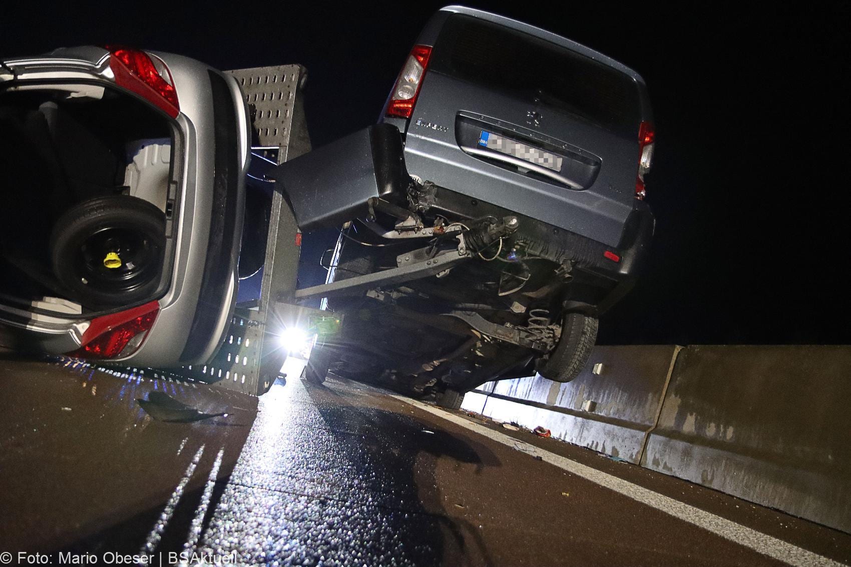 Unfall A8 Guenzburg Burgau Kleinbus Autotransporter 01092020 19