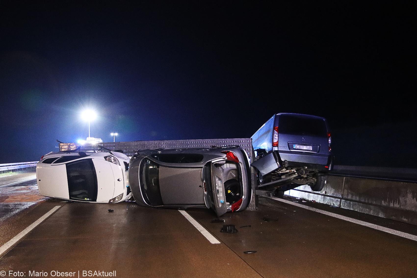 Unfall A8 Guenzburg Burgau Kleinbus Autotransporter 01092020 2